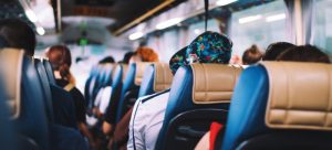 Accesorios indispensables para viajar comodamente en autobús